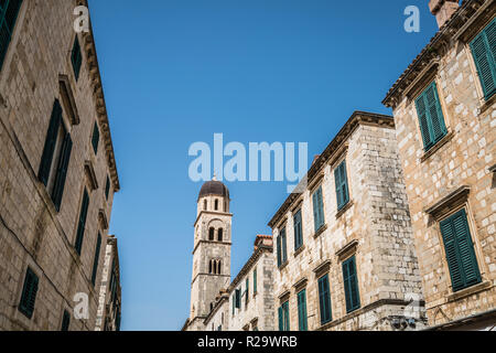 Hohe Dominikanische Kirchturm der Kirche in der Altstadt von Dubrovnik, Kroatien Stockfoto