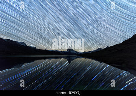 Unglaubliche nacht Stellisee See mit Blick aufs Matterhorn Matterhorn Gipfel in den Schweizer Alpen. Sterne Wanderwege in blauer Himmel. Zermatt Resort Lage, Switzerl Stockfoto