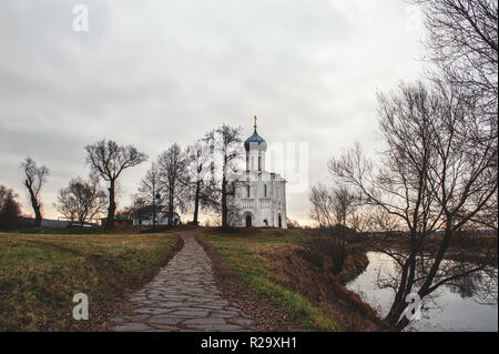 Kirche der Fürsprache an der Nerl im Spätherbst in Bogolyubovo, Oblast Wladimir, Russland Stockfoto