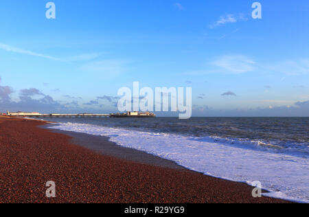 BRIGHTON, East Sussex, England, Großbritannien - 13 November 2018: Brighton Beach vor Sonnenuntergang. Eine leere Pebble Beach und Brighton Pier im Hintergrund. Stockfoto