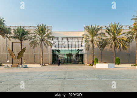 Abu Dhabi, Vereinigte Arabische Emirate, 7. Oktober 2018: Manarat Al Saadiyat. Dies ist ein High-Tech-Zentrum für lokale und internationale kulturelle Ausstellungen. Stockfoto