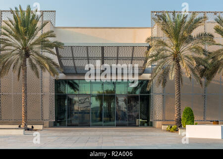 Abu Dhabi, Vereinigte Arabische Emirate, 7. Oktober 2018: Manarat Al Saadiyat. Dies ist ein High-Tech-Zentrum für lokale und internationale kulturelle Ausstellungen. Stockfoto