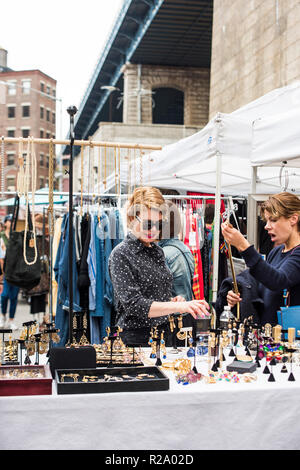 Brooklyn, NY, USA - Oktober 8, 2018: Brooklyn Flea, Dumbo Brooklyn. Stockfoto