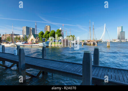 Veerhaven Marina und Erasmus Brücke (erasmusbrug), Rotterdam, Zuid Holland, Niederlande Stockfoto