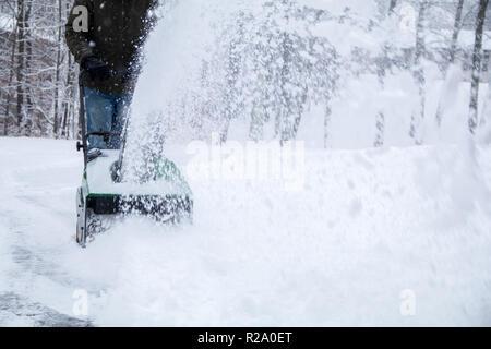 Schneegebläse in Aktion bei einem Schneesturm im Nordosten, die Einfahrt bei Blizzard Stockfoto