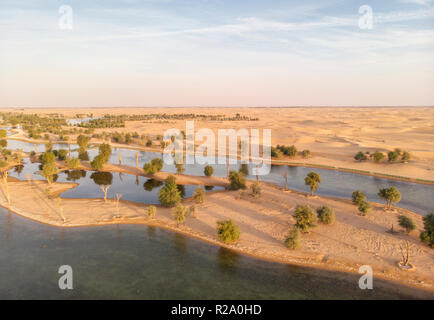 Luftaufnahme von Al Qudra Seen in einer Wüste in Dubai Stockfoto