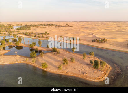 Luftaufnahme von Al Qudra Seen in einer Wüste in Dubai Stockfoto