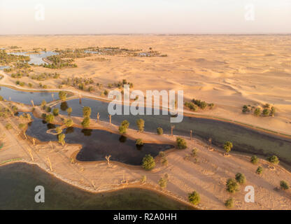 Luftaufnahme von Al Qudra Seen in einer Wüste in Dubai Stockfoto