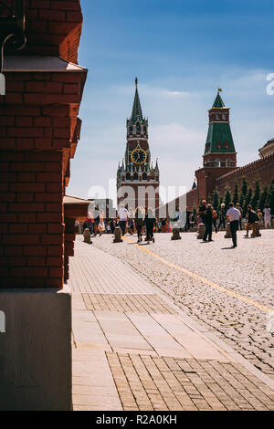 Moskau, Russland - Juli 31, 2018: Blick auf die Spasskaja Turm und der Kremlmauer mit Touristen auf dem Roten Platz in Moskau Stockfoto