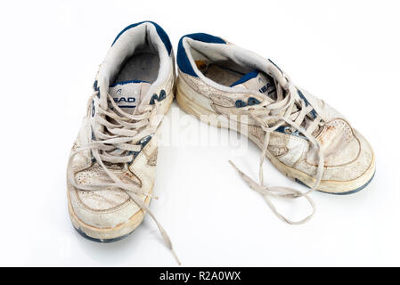 Paar retro schmutzigen alten Trainer. Getragen und misshandelte Turnschuhe. Stockfoto