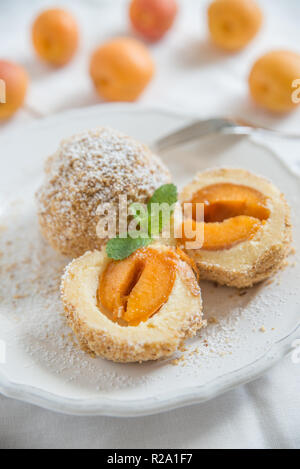 Hausgemachte süße Knödel mit Aprikosen gefüllt Stockfoto