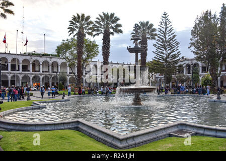 Blick auf die Plaza de Armas, Basilika Kathedrale und kolonialen Gebäude in Arequipa, Peru Stockfoto