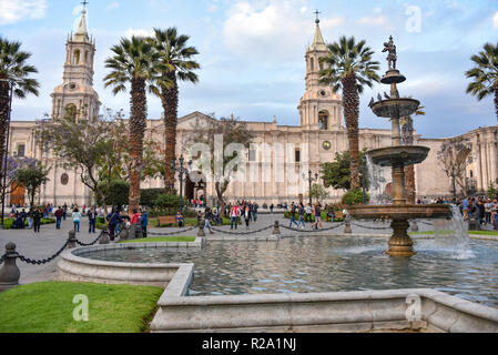 Blick auf die Plaza de Armas, Basilika Kathedrale und kolonialen Gebäude in Arequipa, Peru Stockfoto