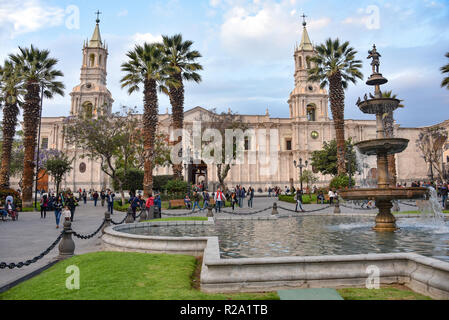 Blick auf die Plaza de Armas, Basilika Kathedrale und kolonialen Gebäude in Arequipa, Peru Stockfoto