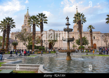 Blick auf die Plaza de Armas, Basilika Kathedrale und kolonialen Gebäude in Arequipa, Peru Stockfoto