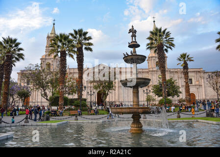 Blick auf die Plaza de Armas, Basilika Kathedrale und kolonialen Gebäude in Arequipa, Peru Stockfoto