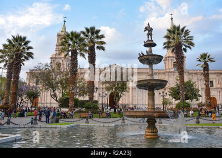 Blick auf die Plaza de Armas, Basilika Kathedrale und kolonialen Gebäude in Arequipa, Peru Stockfoto