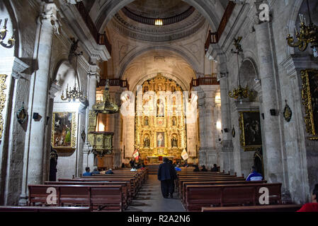 Arequipa, Peru - Oktober 6, 2018 - Innenraum der Jesuitenkirche la Compañía. Eine der ältesten der Stadt, bekannt für seine prunkvolle Fassade und Hauptaltar cov Stockfoto