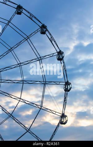 Carnival ride zeigen eine sich drehende Riesenrad in Aktion - lange Belichtung geschossen. Stockfoto