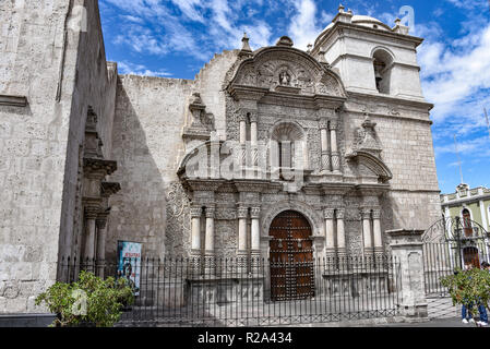 Haupteingang der Jesuitenkirche der Gesellschaft Jesu (Iglesia de la Compañía) in Arequipa, Peru Stockfoto