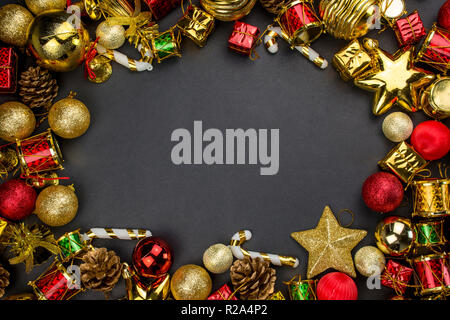 Weihnachten Dekoration Artikel mit schwarzen Blackground, Geschenk, Gold und Rot Farbe Kugel Flatlay Draufsicht Stockfoto