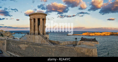 Das Denkmal des unbekannten Matrosen im Hafen von Valletta, Malta. Fort St. Elmo. Stockfoto