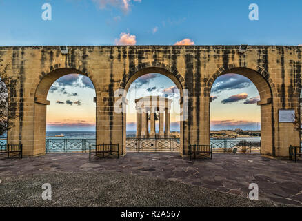 Das Denkmal des unbekannten Matrosen im Hafen von Valletta, Malta. Fort St. Elmo. Stockfoto