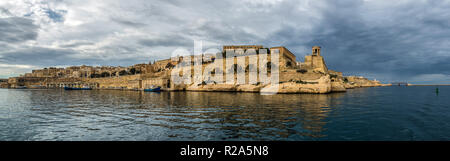 Das Denkmal des unbekannten Matrosen im Hafen von Valletta, Malta. Fort St. Elmo. Stockfoto