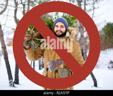 Durchgestrichen rote Zeichen auf bärtigen Holzfäller Mann, der frisch geschnittenen, Weihnachten Tannenbaum und Axt im Wald. Die Entwaldung zu verbieten. Unverantwortlich Verhalten gegenüber Natur, Wald retten, grünes Konzept halten. Stockfoto