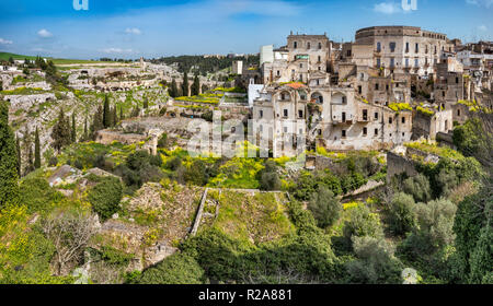 Reste der alten Nekropole an der Schlucht, Blick vom Belvedere Sulla Gravina in der Kathedrale, in Apulien, Apulien, Italien Stockfoto