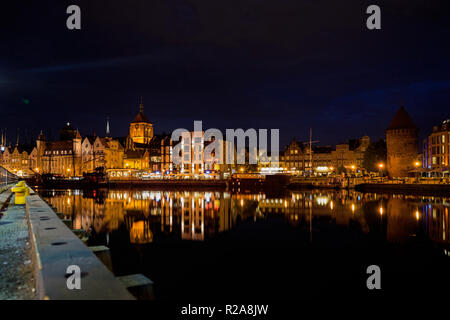 Nacht Foto des Canal waterfront der Stadt Danzig, Polen. Stockfoto