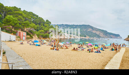 Touristen genießen Sie ein Sonnenbad in Cala Aiguablava, einem Strand von Begur, Girona, Costa Brava, Katalonien, Spanien. Stockfoto