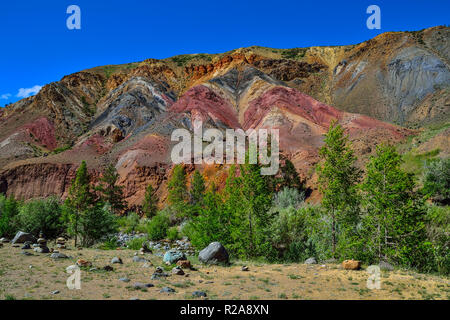 Blick auf unrealy schönen farbigen Ton Klippen in Altai Gebirge, Russland. Sommer Landschaft, dem Mars und Kyzyl - Kinn Tal mit Stockfoto