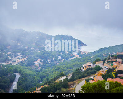 Begur, Spanien - 15. September 2018. Sa Riera von Begur Berge im Nebel mit der Platja de Sa Riera Strand im Hintergrund. Blick von der Burg von Stockfoto