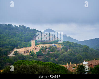 Mas d'en Pinc, Masia unter dem Nebel. Typisches Bauernhaus aus Katalonien, Spanien. Stockfoto