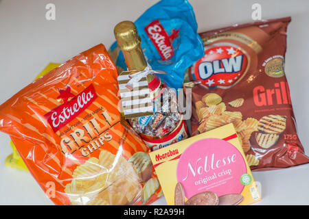 Snacks in einem großen Haufen auf einen Tisch. Stockfoto