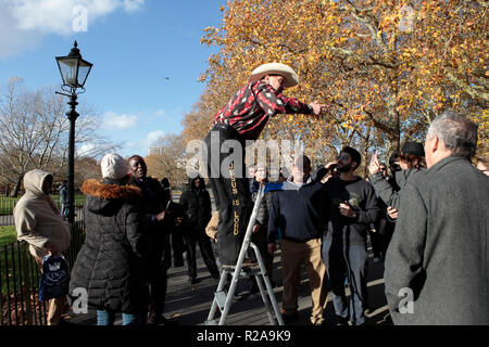 Sonntag Redner und Zuhörer bei Speakers Corner, in der Nähe von Marble Arch, Hyde Park, London, UK Stockfoto