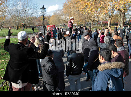 Sonntag Redner und Zuhörer bei Speakers Corner, in der Nähe von Marble Arch, Hyde Park, London, UK Stockfoto