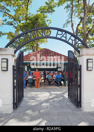 Miami, Florida 10-21-2018 älterer Kubaner erfassen am Domino Park an der Calle Ocho - achte Straße in Little Havanna für ein Spiel der Domino. Stockfoto