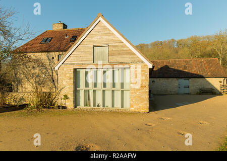 Folly Farm in der Nähe von Bristol, Seitenansicht des Bauernhauses und Zentrum Gebäude Stockfoto