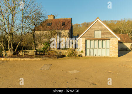 Folly Farm in der Nähe von Bristol, Seitenansicht des Bauernhauses und Zentrum Gebäude Stockfoto