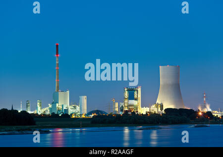 Alte und neue Kohlekraftwerke Seite an Seite mit Spiegelbild im Wasser und Nacht blauer Himmel. Die neuen Kühlturm hat eine Höhe von 180 m, die ich Stockfoto