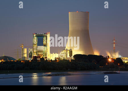 Bau eines neuen Kohlekraftwerk mit einem gigantischen Kühlturm abgefeuert, 180 m. Stockfoto