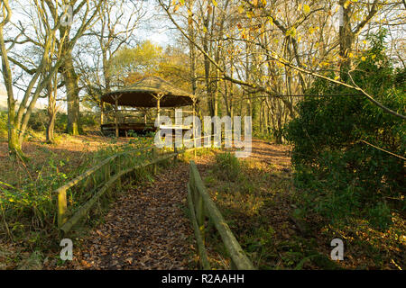 Folly Farm in der Nähe von Bristol, Blick auf Wald Klassenzimmer von der Strecke. Stockfoto