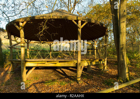 Folly Farm in der Nähe von Bristol, Blick auf Wald Klassenzimmer von der Strecke. Stockfoto