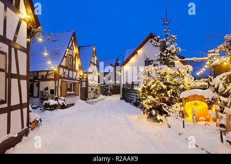 Eine alte Straße mit Fachwerkhäusern und Weihnachten Lichter in der Nacht in Haines, Edenkoben, Deutschland. Stockfoto