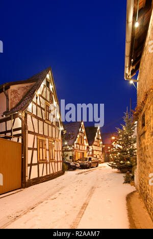 Night Shot für ein weihnachtliches Strasse mit Schnee in einem kleinen deutschen Dorf in Haines, Edenkoben, Deutschland. Stockfoto