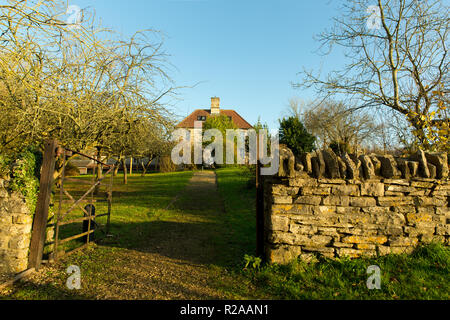 Folly Farm in der Nähe von Bristol, Blick auf das Bauernhaus durch den Garten Stockfoto