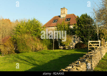 Folly Farm in der Nähe von Bristol, Blick auf das Bauernhaus durch den Garten Stockfoto