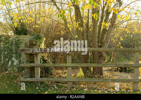 Folly Farm in der Nähe von Bristol, Folly Farm Zeichen auf Zaun Stockfoto